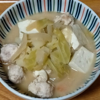 鶏団子と豆腐とじゃがいもとキャベツの食べる味噌汁